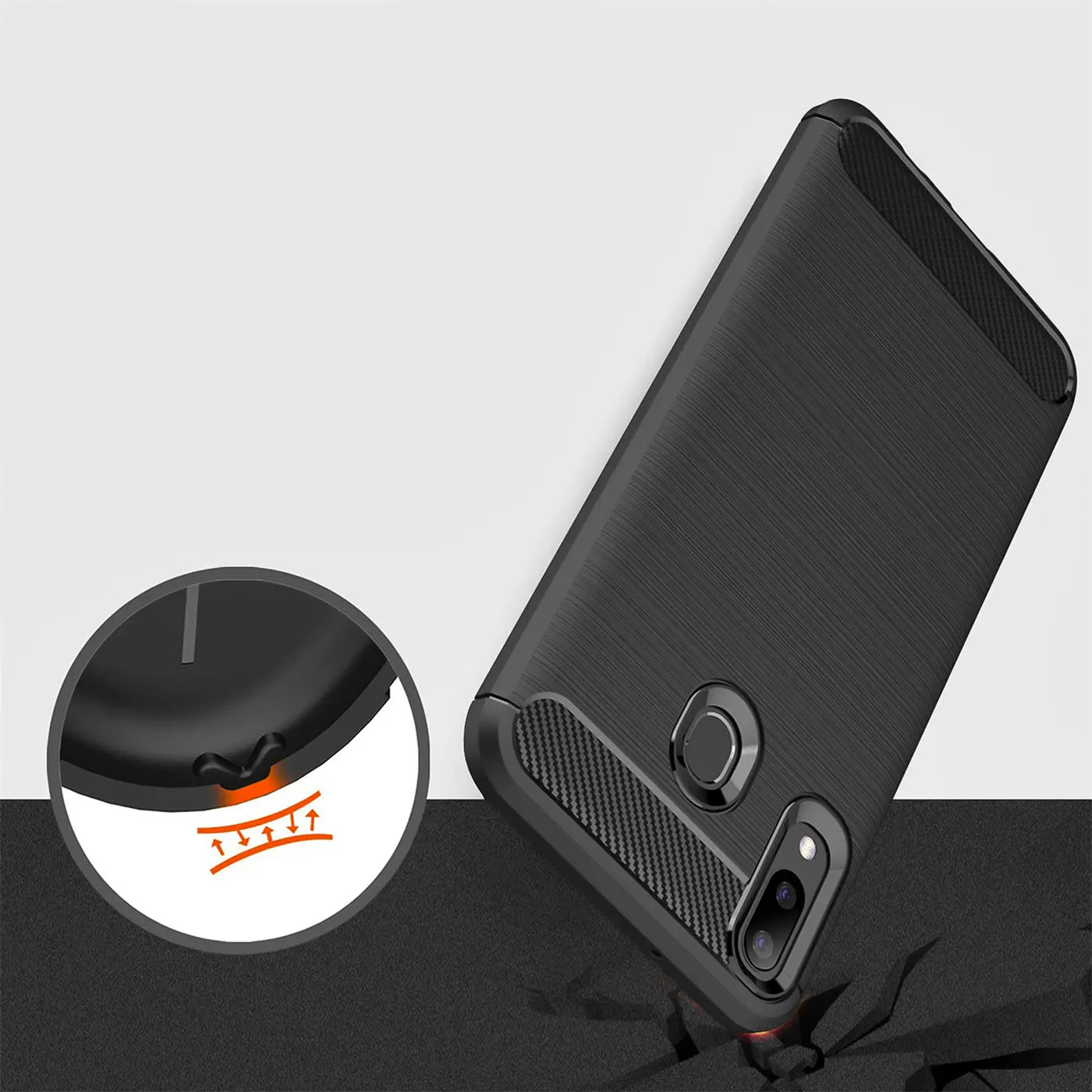 Schwarze Carbon-Hülle für Samsung Galaxy A20e, schräg von hinten gezeigt, mit Stoßschutz-Detail.