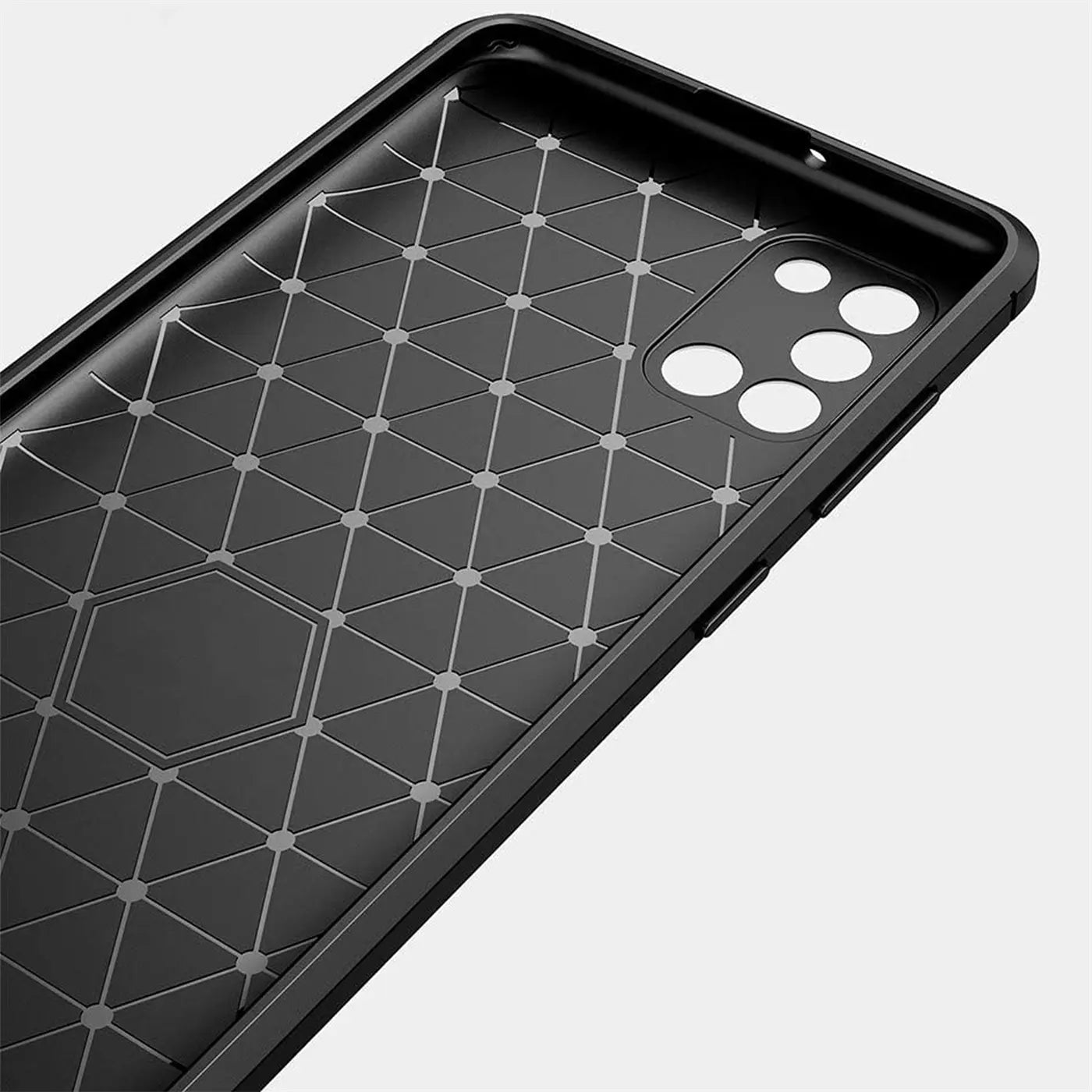 Schwarze Carbon-Hülle, Rückseite mit geometrischem Muster, Nahaufnahme, Samsung Galaxy A31 erkennbar