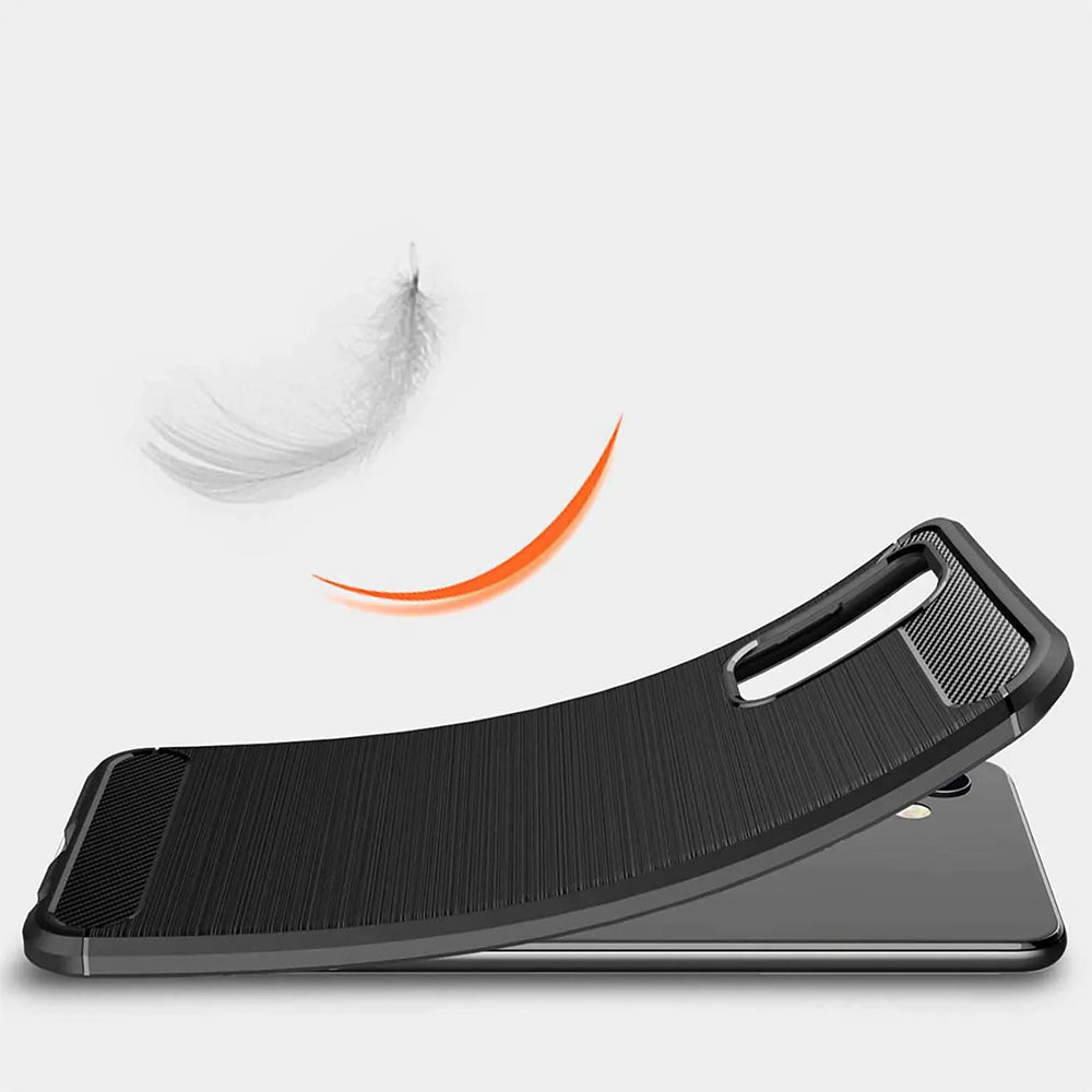 Schwarze Carbon-Hülle auf Samsung Galaxy A32 5G, Seitenansicht.