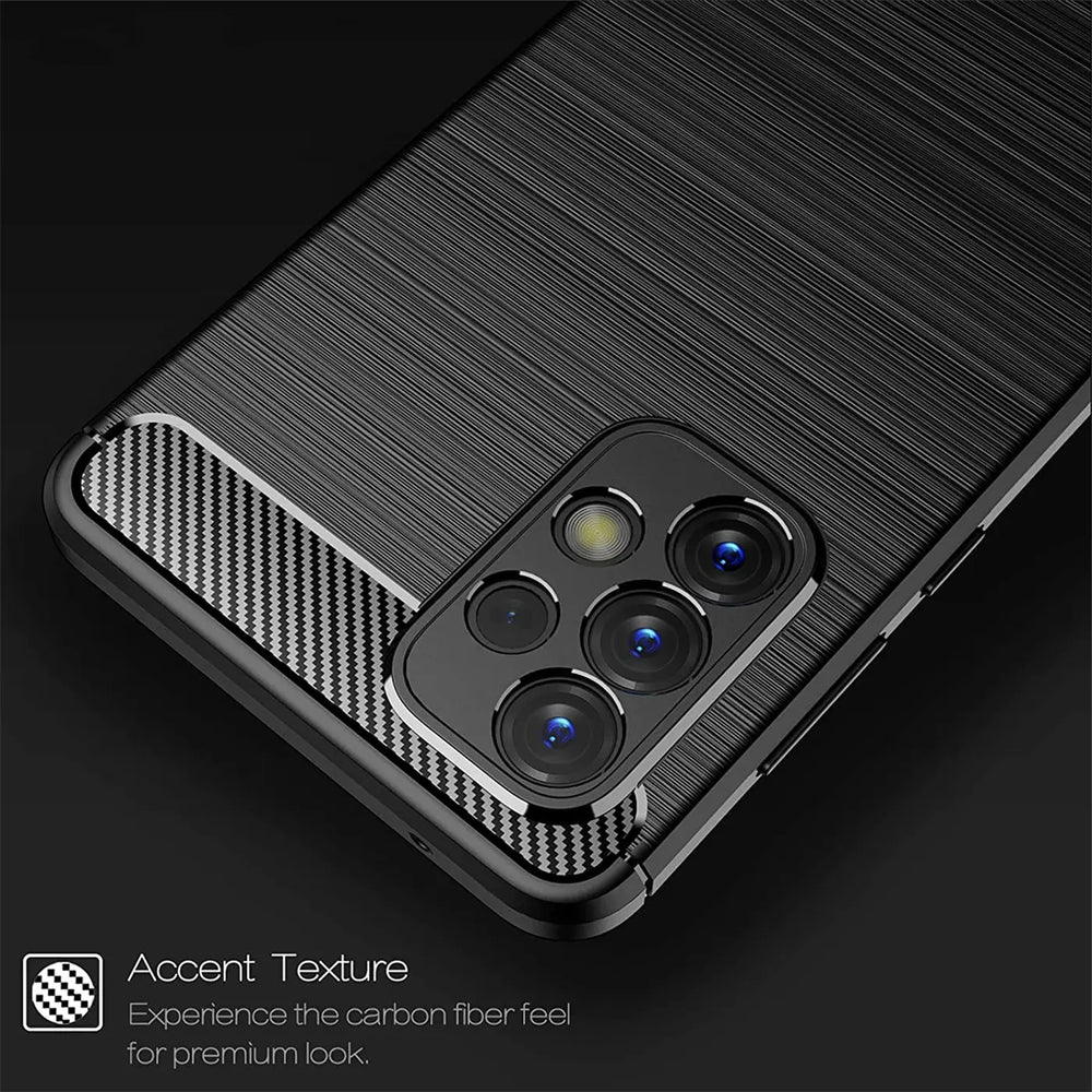 Schwarze Carbon-Handyhülle mit gebürsteter Textur, Nahaufnahme der Rückseite eines Samsung Galaxy A33 5G.
