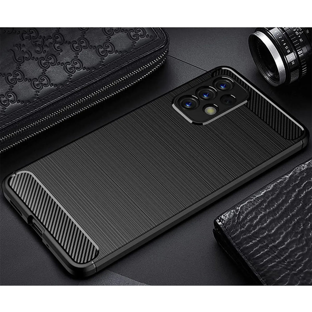 Schwarze Carbon-Hülle für Samsung Galaxy A33 5G, von oben schräg fotografiert.