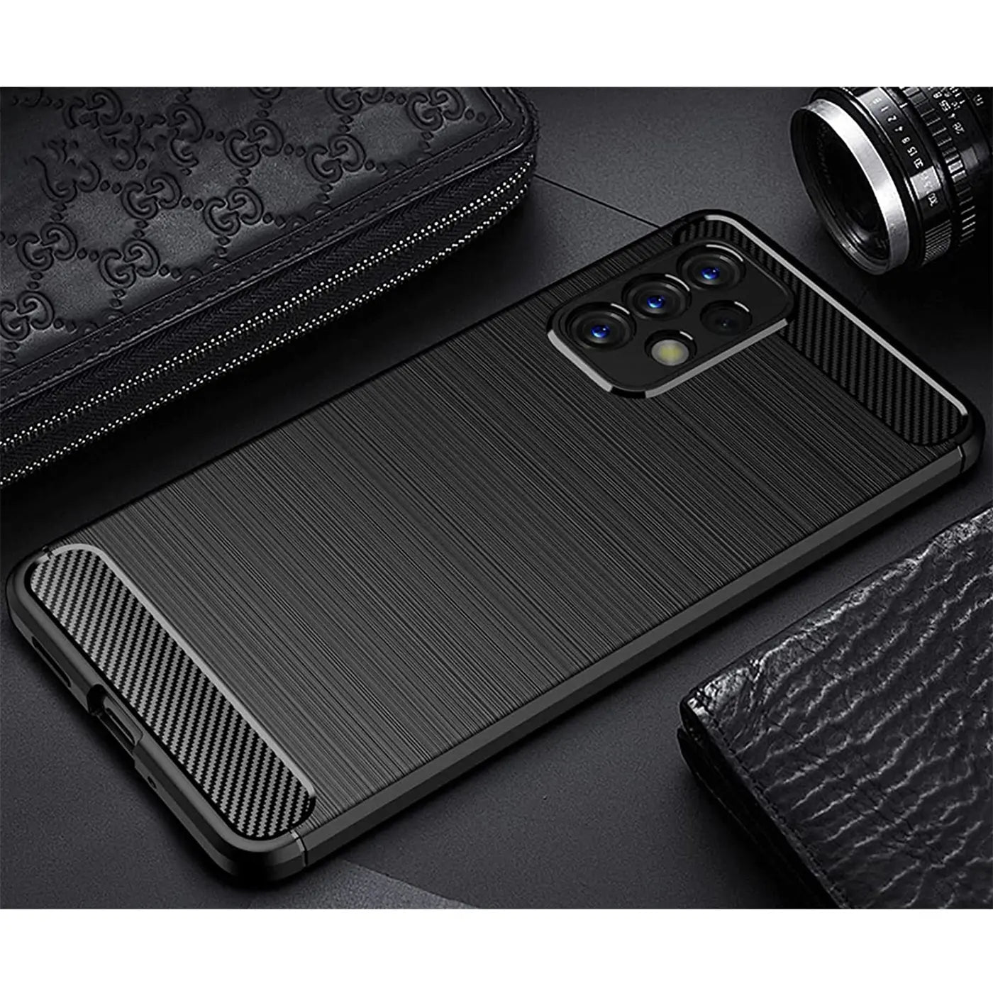 Schwarze Carbon-Hülle für Samsung Galaxy A33 5G, von oben schräg fotografiert.