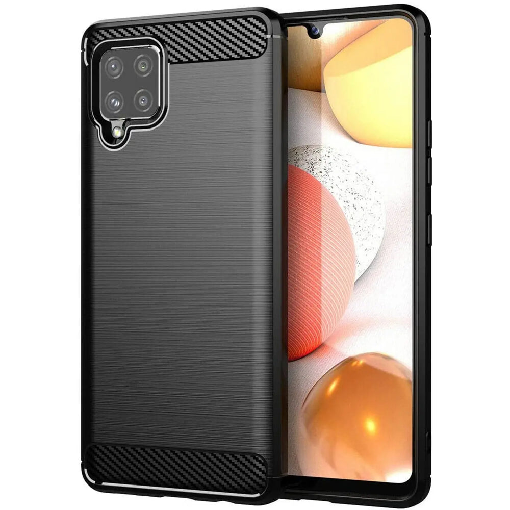 Schwarze Carbon-Hülle mit gebürsteter Textur, schräg von vorne, zeigt Samsung Galaxy A42 5G.