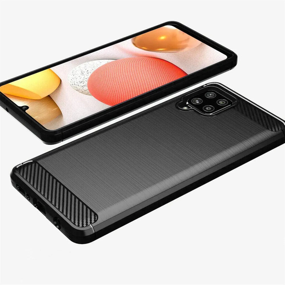 Schwarze Carbon-Hülle für Samsung Galaxy A42 5G, von oben schräg fotografiert.