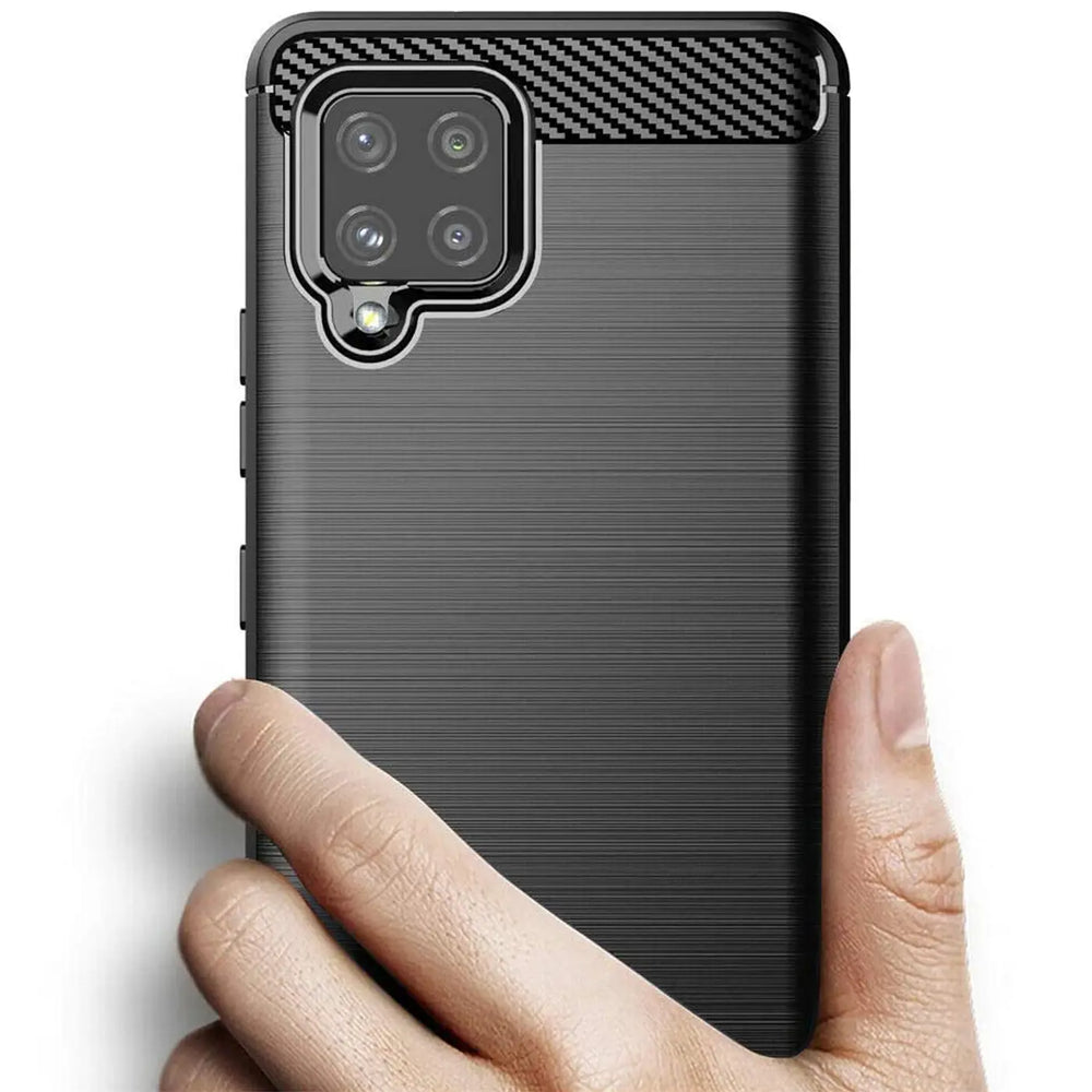Schwarze Carbon-Hülle mit gebürsteter Textur, Nahaufnahme, zeigt Rückseite des Samsung Galaxy A42 5G.