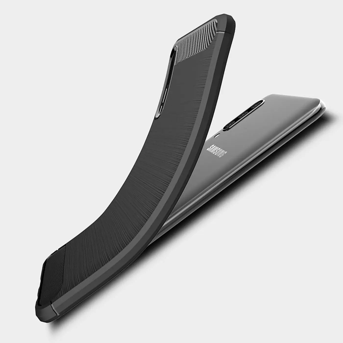 Schwarze Carbon-Hülle mit gebürsteter Textur, schräg von oben, zeigt Samsung Galaxy A50/A30s.