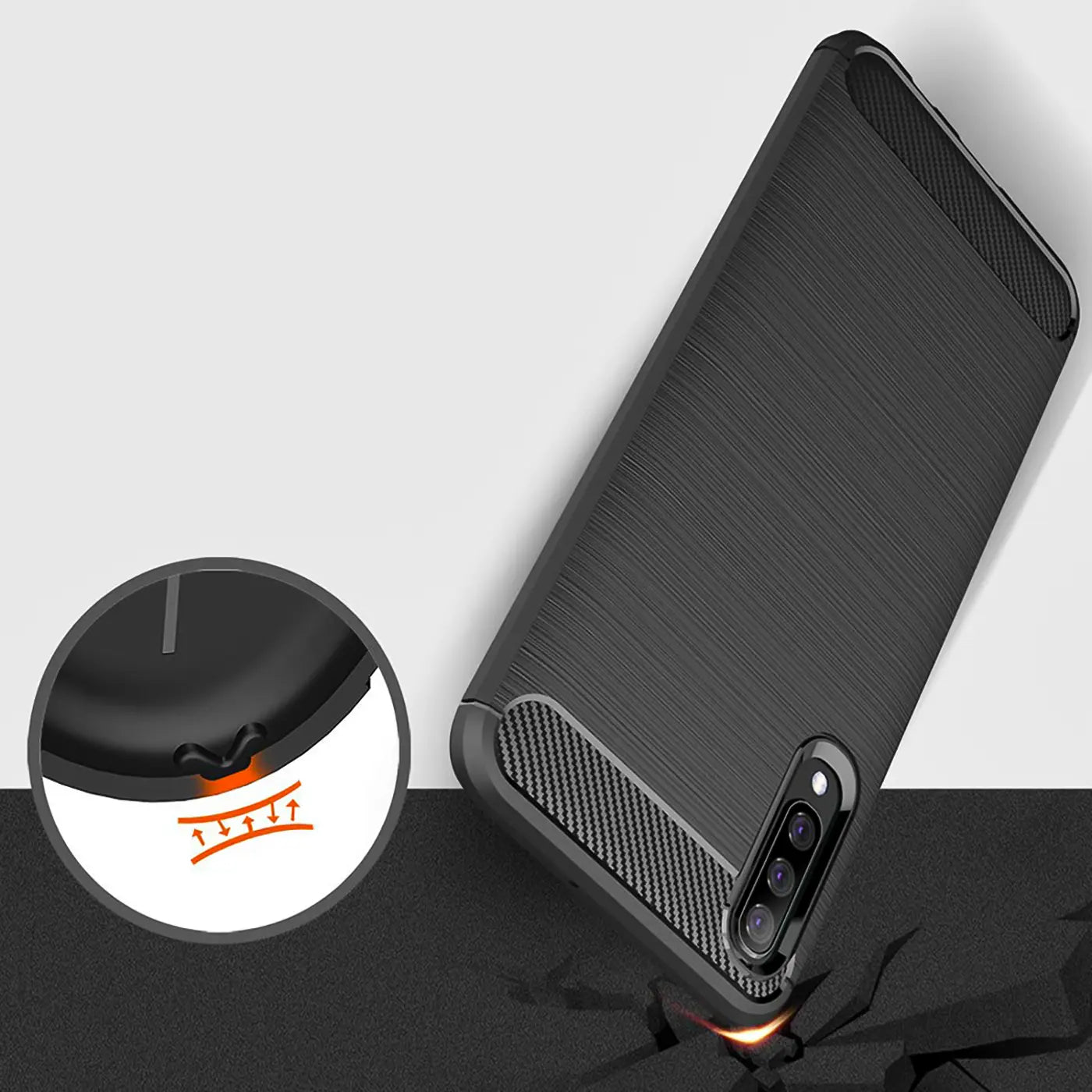 Schwarze Carbon-Hülle für Samsung Galaxy A50/A30s, von schräg oben, stoßfest.