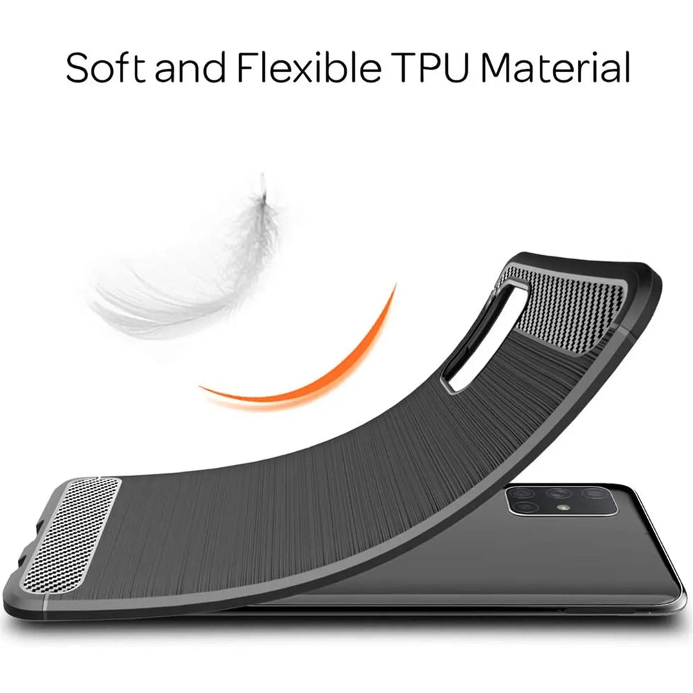Dunkelgraue Carbon-Hülle aus TPU, seitliche Ansicht, auf Samsung Galaxy A51 liegend.