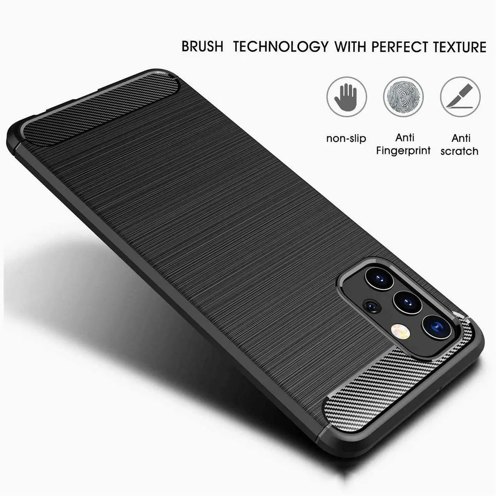 Schwarze Carbon-Hülle mit gebürsteter Textur, von schräg oben auf einem Samsung Galaxy A52/A52s 5G.