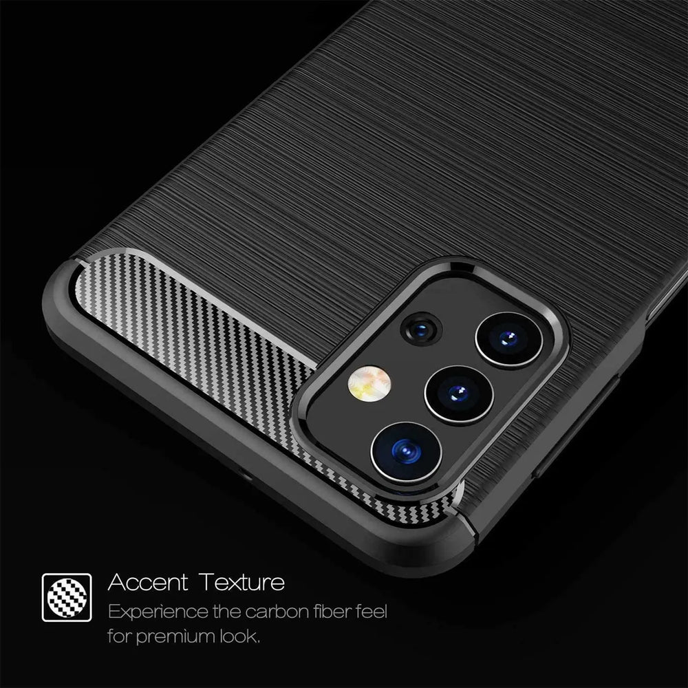 Schwarze Carbon-Hülle mit gebürsteter Textur, Nahaufnahme der Rückseite eines Samsung Galaxy A52.