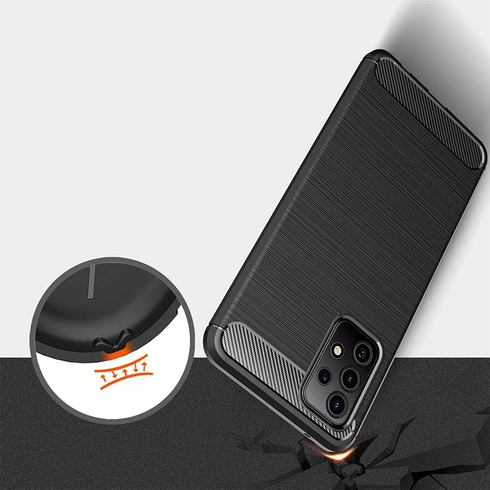 Schwarze Carbon-Hülle, schräg von hinten auf einem Samsung Galaxy A52. Stoßschutz-Detail.