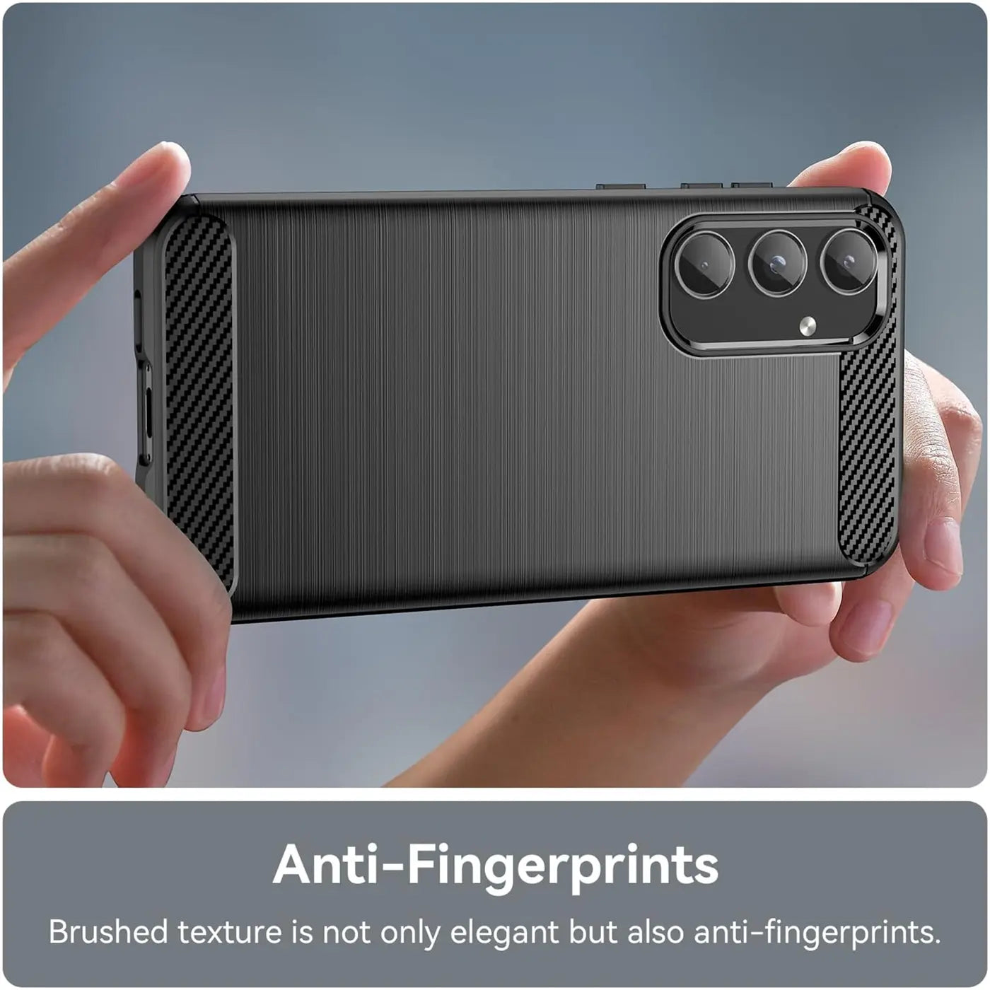 Schwarze Carbon-Hülle mit gebürsteter Rückseite, seitlich gehalten, zeigt Samsung Galaxy A55 5G.