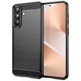 Schwarze Carbon-Hülle mit gebürstetem Finish, seitliche Ansicht, zeigt Samsung Galaxy A57 5G.