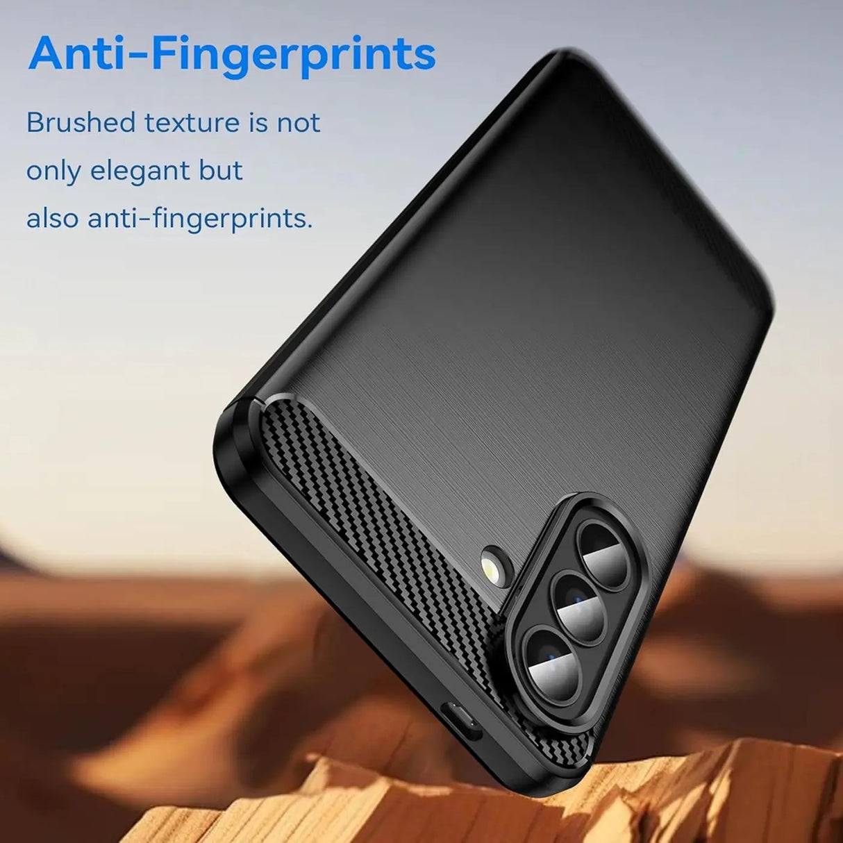 Schwarze Carbon-Hülle, von schräg hinten, mit sichtbarer Kamera am Samsung Galaxy A57 5G.