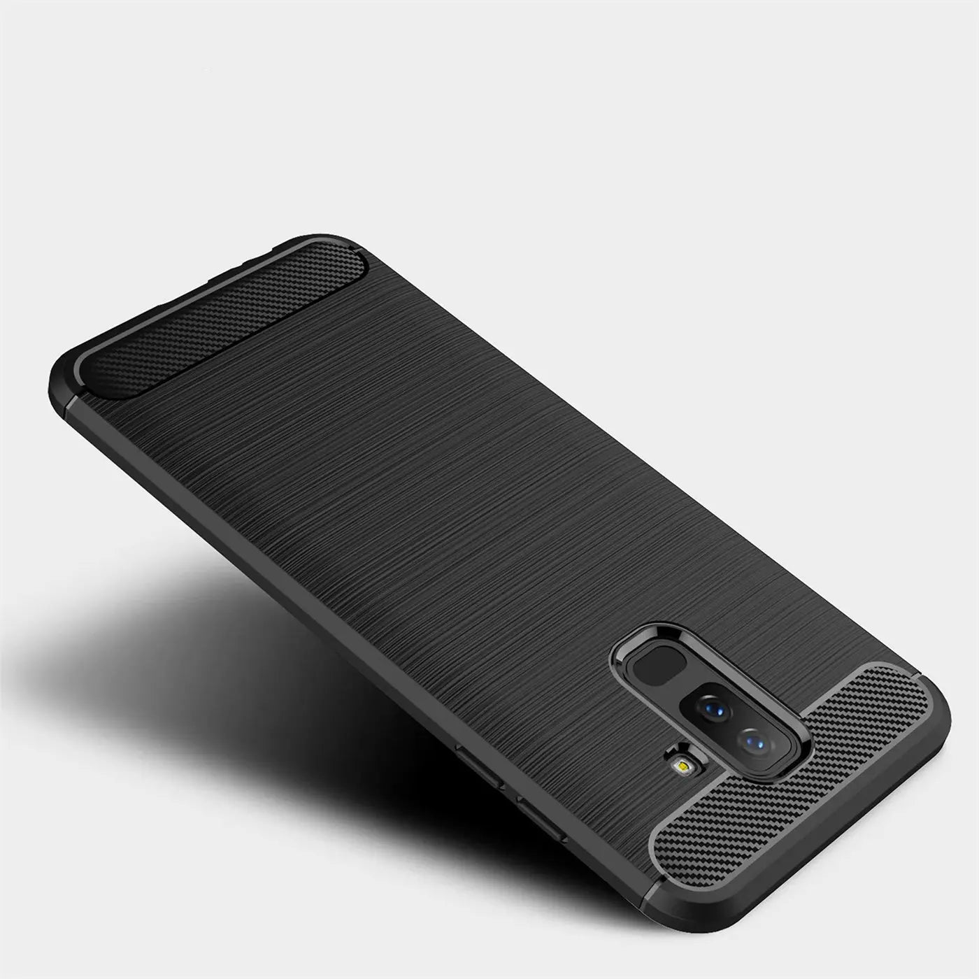 Schwarze Carbon-Hülle für Samsung Galaxy A8 Plus 2018, von schräg oben.