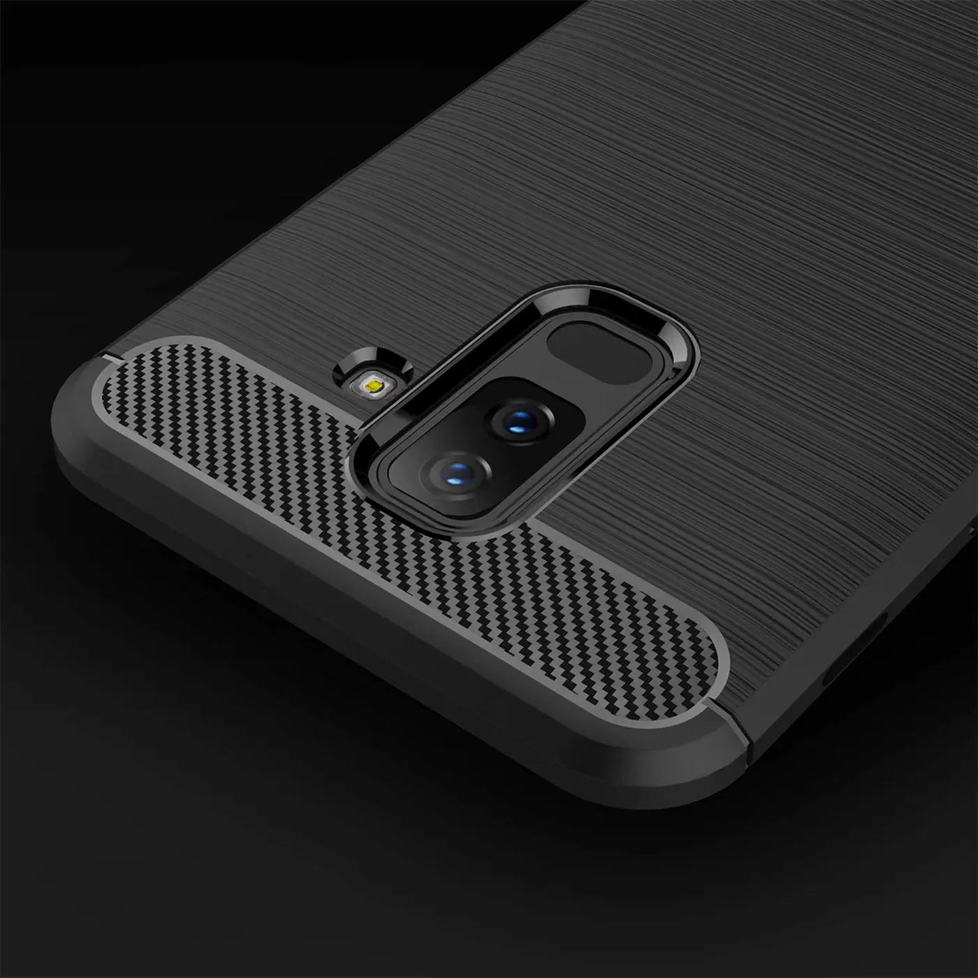 Schwarze Carbon-Hülle mit gebürsteter Textur, Nahaufnahme der Rückseite eines Samsung Galaxy A8 Plus 2018.