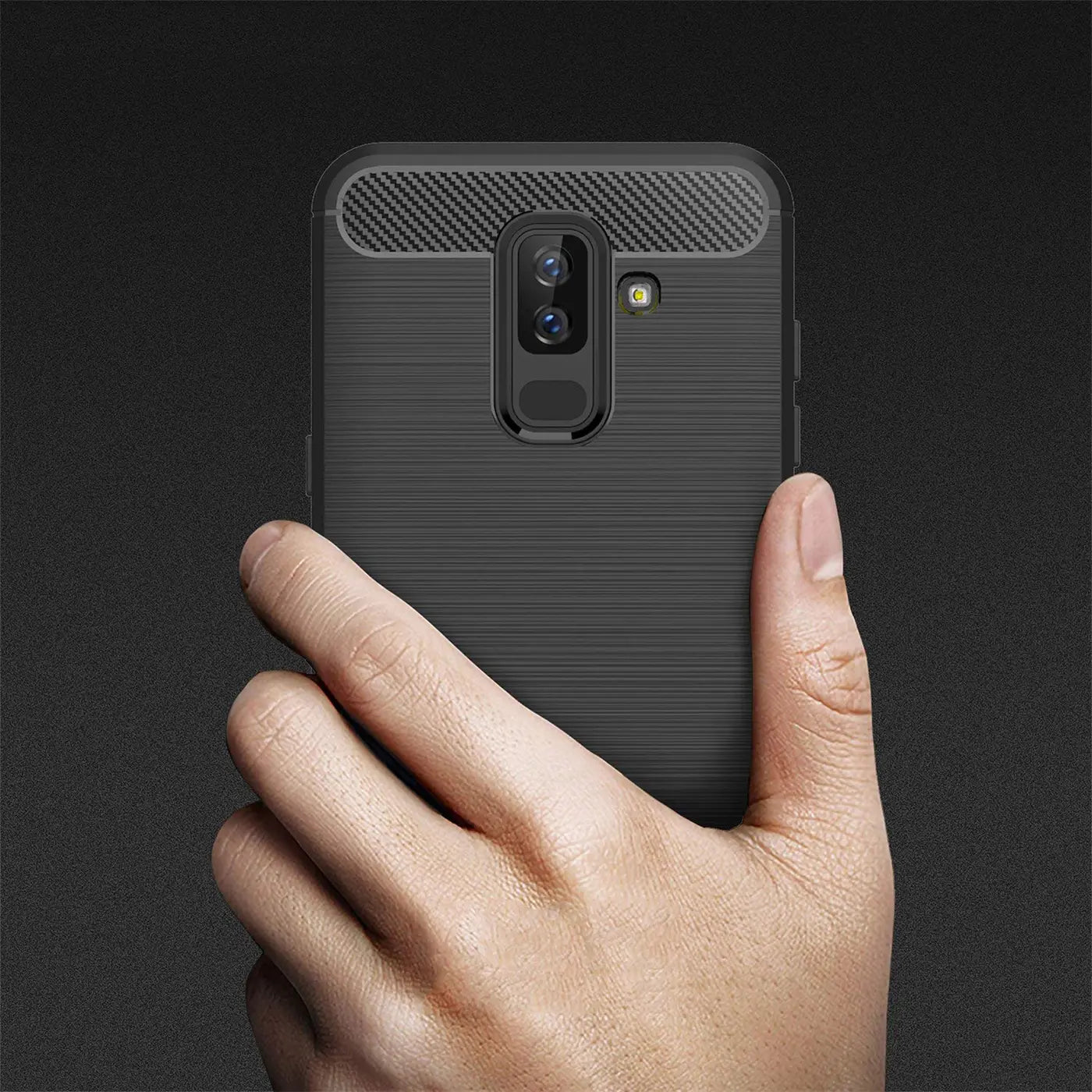 Schwarze Carbon-Hülle mit gebürsteter Textur, Rückansicht, hält Samsung Galaxy A8 Plus 2018.