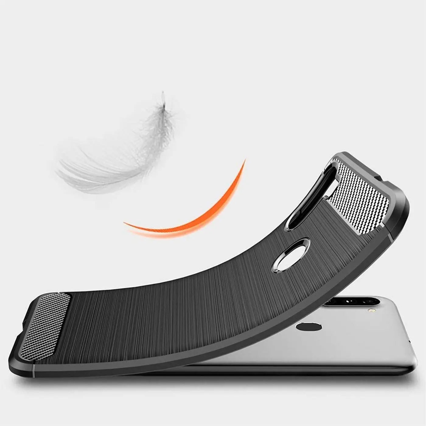 Schwarze Carbon-Hülle, seitliche Ansicht, auf Samsung Galaxy M11 liegend.