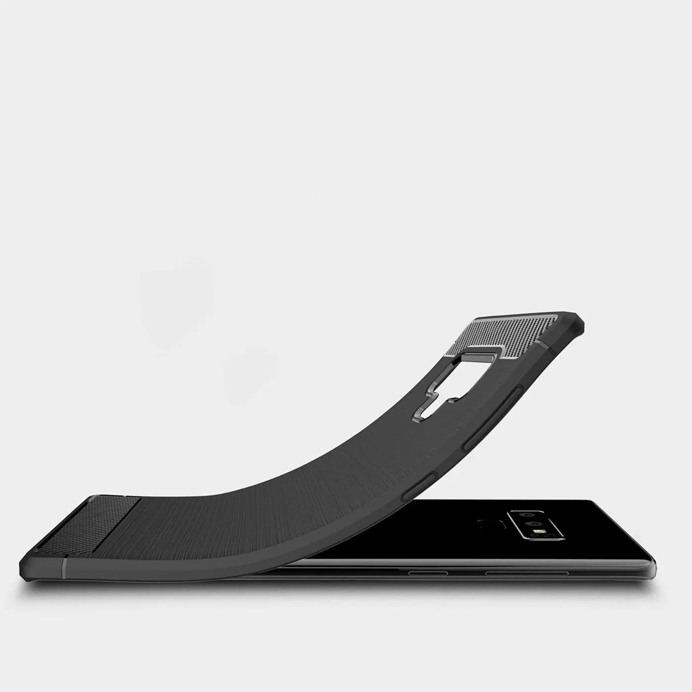 Schwarze Carbon-Hülle für Samsung Galaxy Note 9, von der Seite, auf dem Handy liegend.