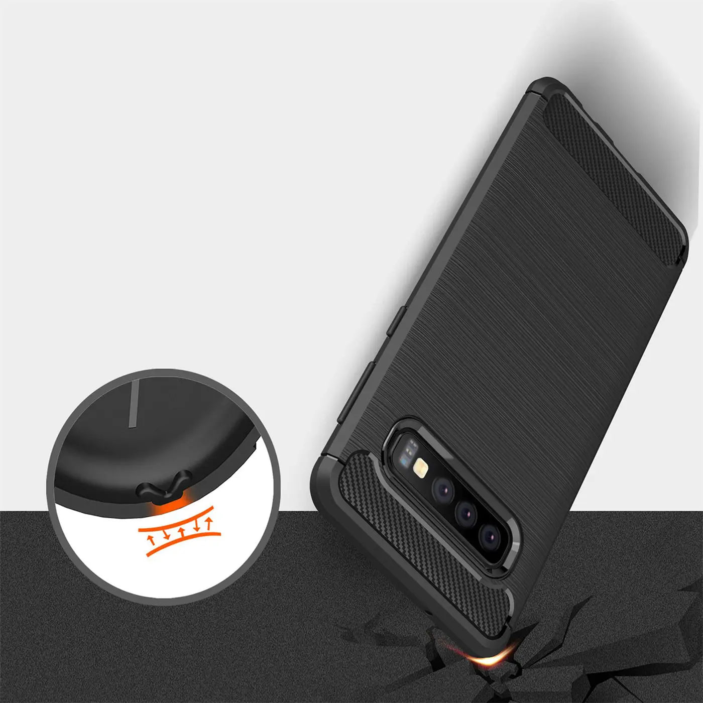 Schwarze Carbon-Hülle für Samsung Galaxy S10 Plus, von schräg oben gezeigt, stoßfest.