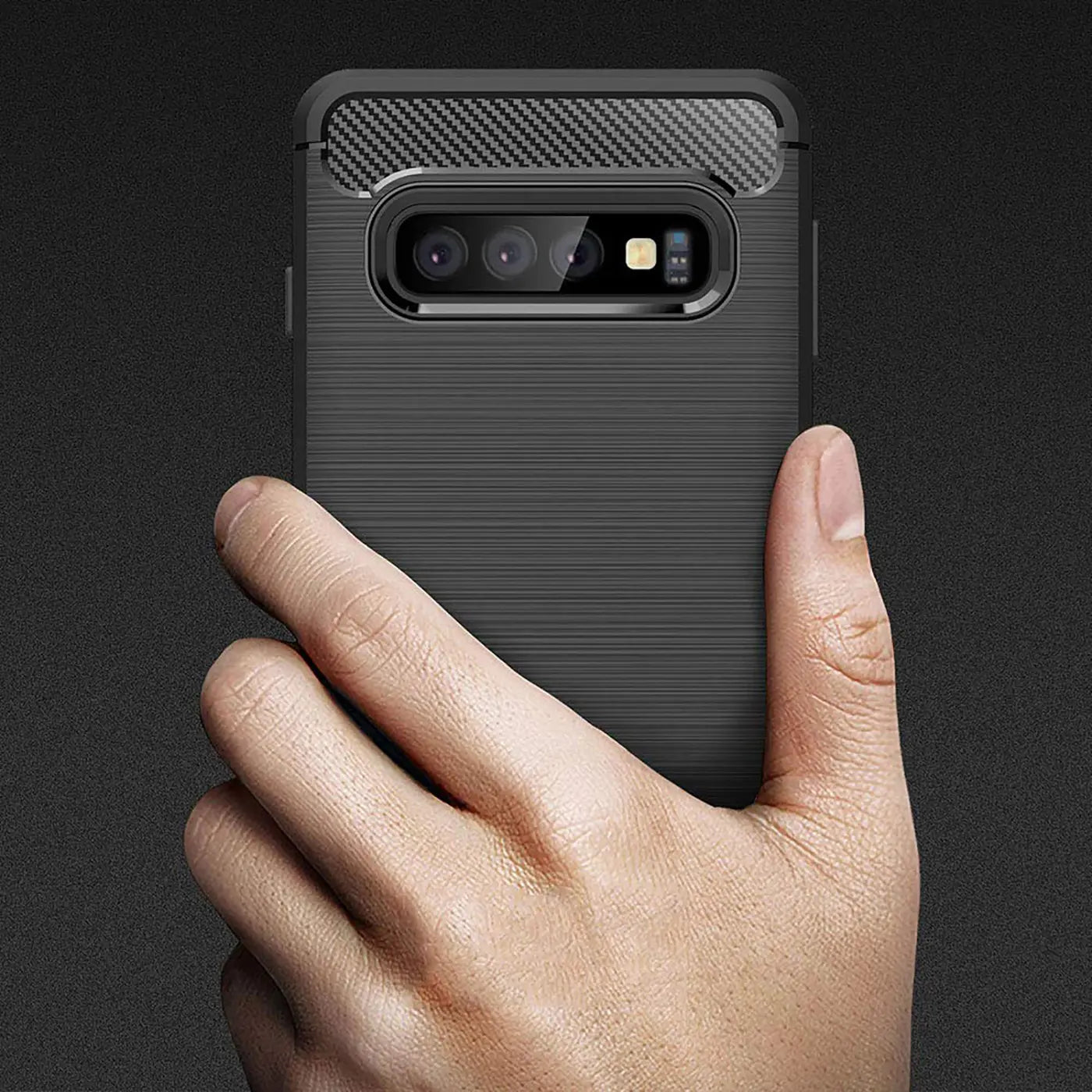 Dunkelgraue Carbon-Hülle mit gebürstetem Finish, von hinten auf ein Samsung Galaxy S10 aufgesetzt.