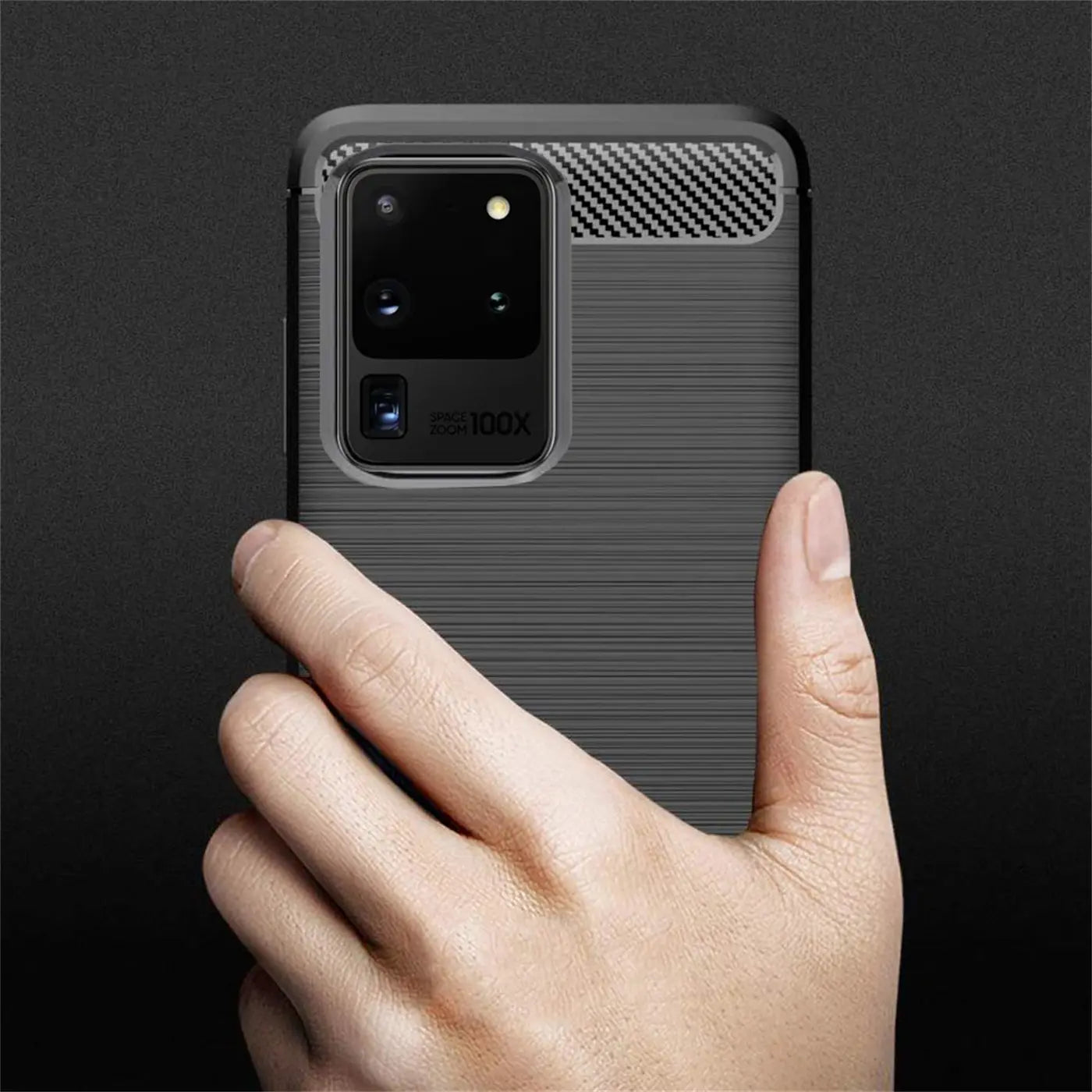 Dunkelgraue Carbon-Hülle mit gebürsteter Textur, zeigt Samsung S20 Ultra Rückseite, von hinten
