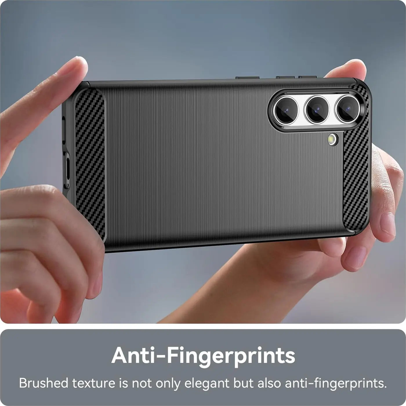 Dunkelgraue Carbon-Hülle mit gebürsteter Textur, die ein Samsung Galaxy S24 Plus schützt.