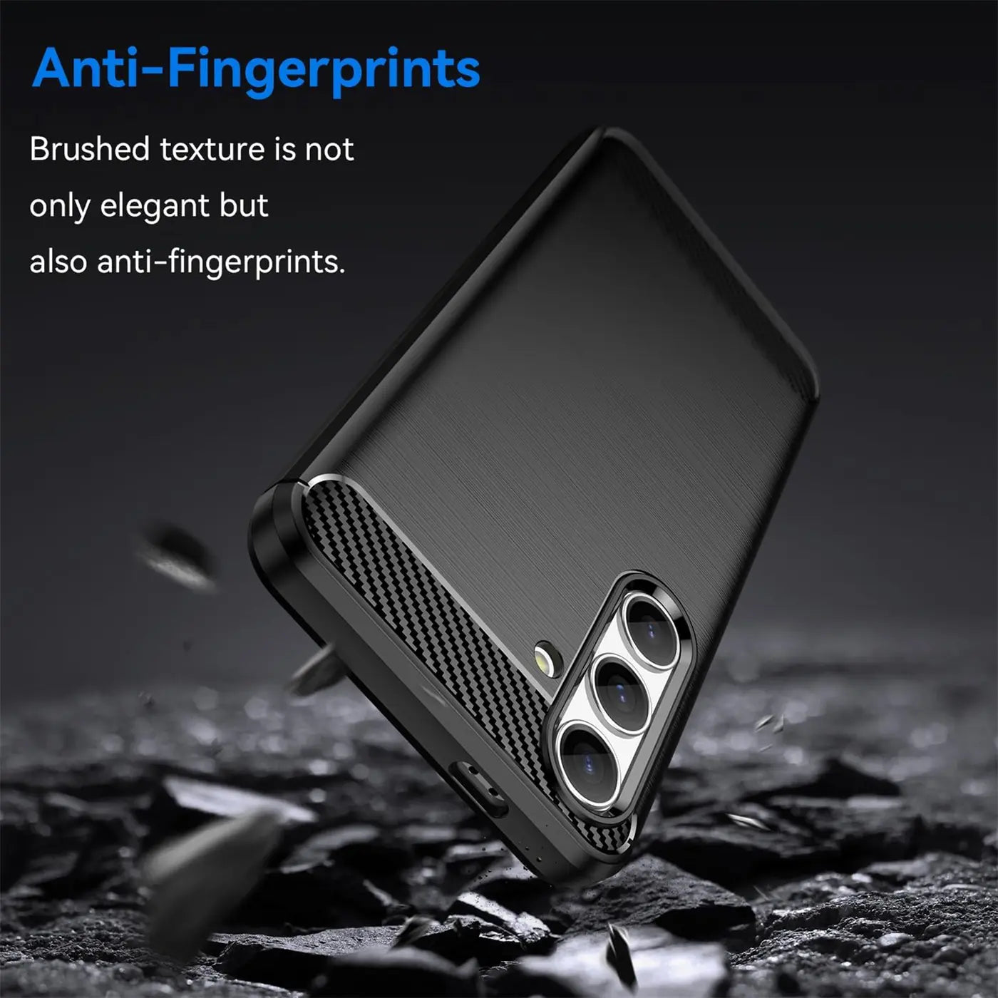 Schwarze Carbon-Hülle für Samsung Galaxy S24, von unten seitlich fotografiert.