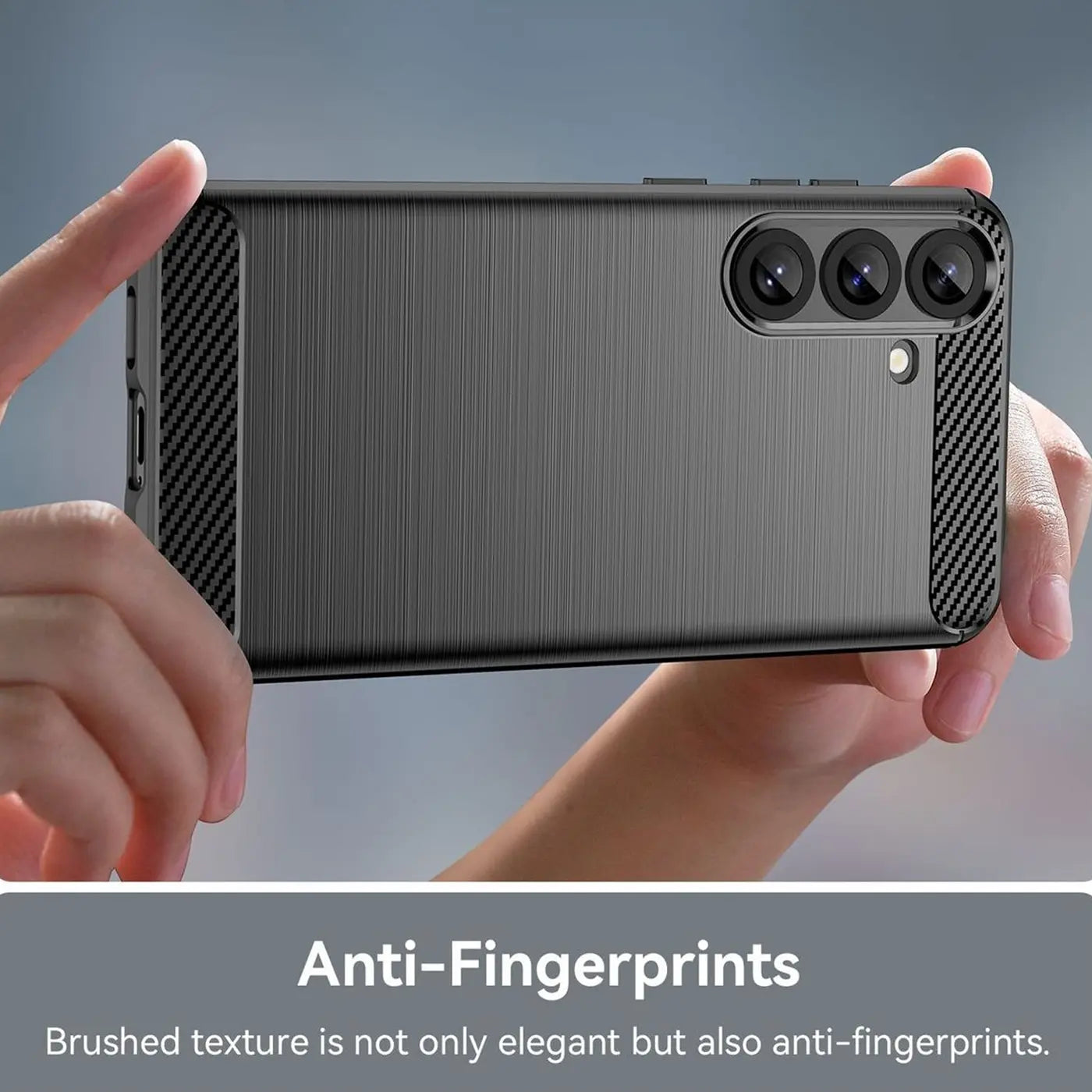 Dunkelgraue Carbon-Hülle mit gebürsteter Textur, von hinten gezeigt, Samsung Galaxy S25 FE.