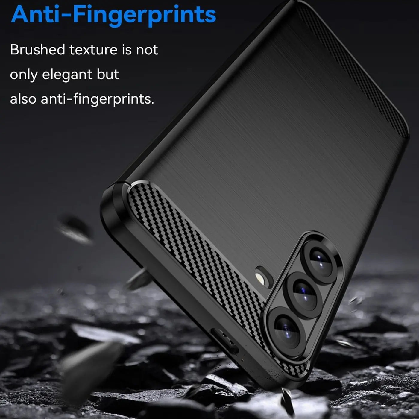 Schwarze Carbon-Hülle mit gebürsteter Textur, von schräg unten, zeigt Kamera von Samsung Galaxy S25 FE.