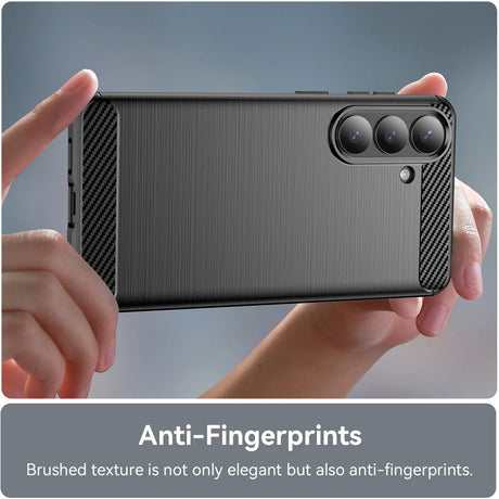 Graue Carbon-Hülle mit gebürsteter Textur, von vorne gehalten, zeigt Samsung S26 Plus Kamera