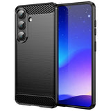 Schwarze Carbon-Hülle mit gebürsteter Oberfläche, von schräg vorne, zeigt Samsung Galaxy S26.