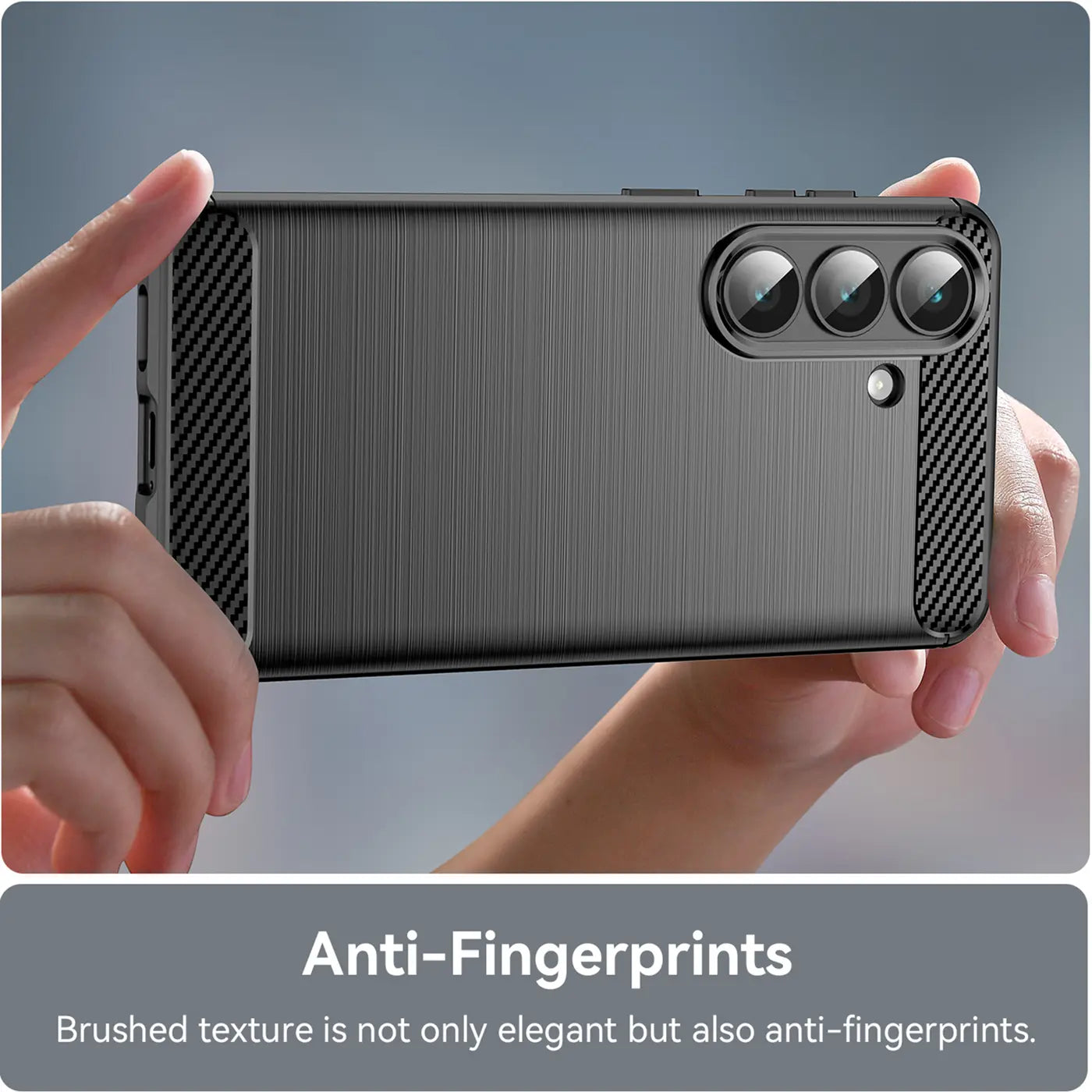 Graue Carbon-Hülle mit gebürsteter Textur, von hinten gezeigt, hält ein Samsung Galaxy S26.