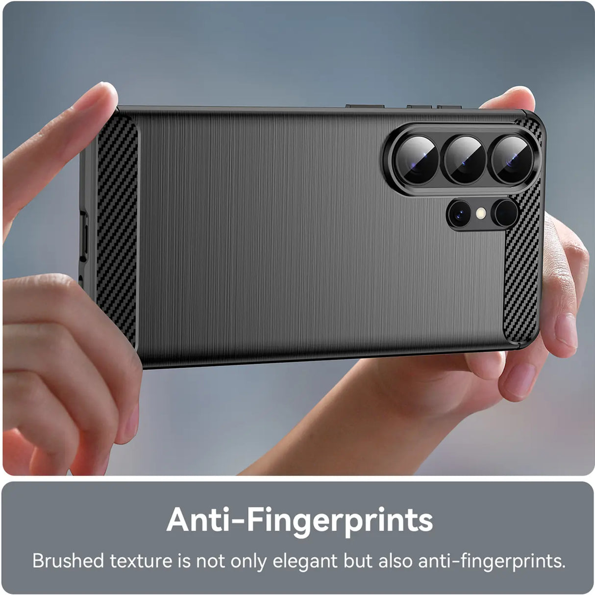 Graue Carbon-Hülle mit gebürsteter Textur, von hinten gezeigt, hält ein Samsung Galaxy S26 Ultra.