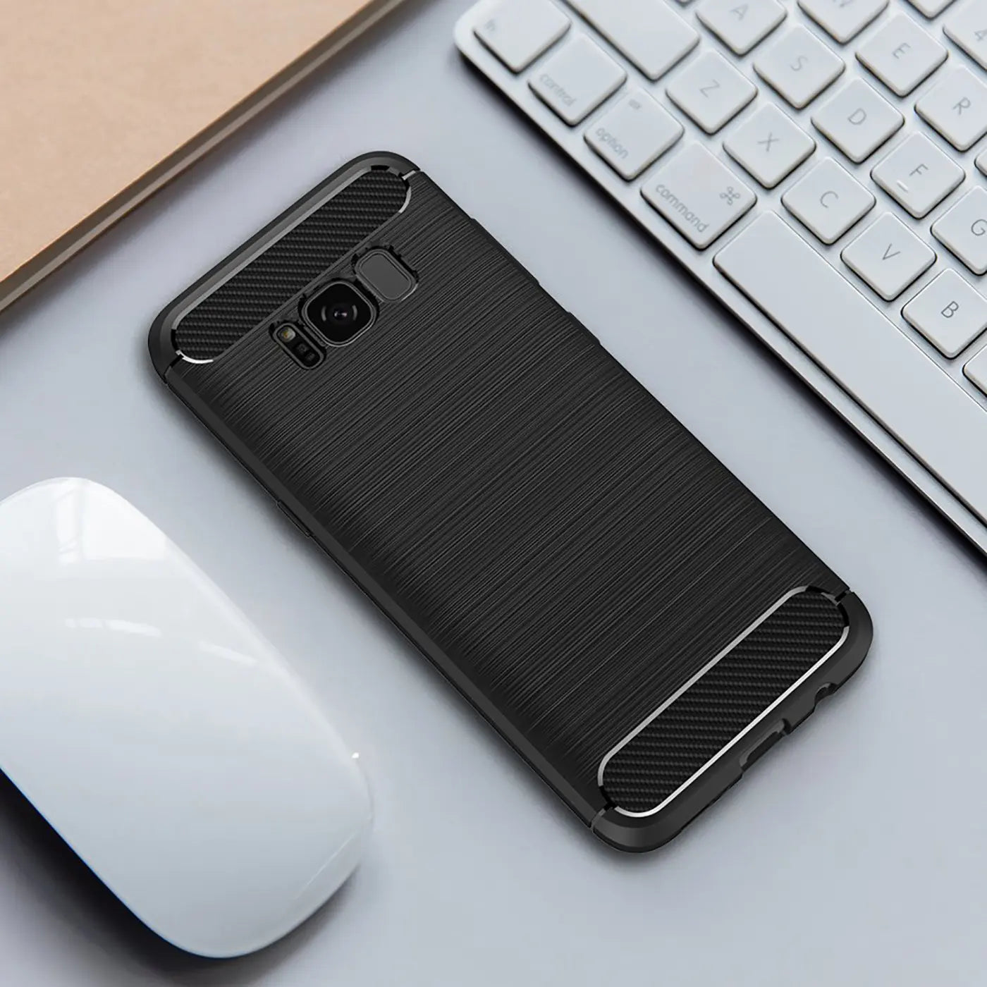 Schwarze Carbon-Hülle für Samsung Galaxy S8 Plus, von oben schräg fotografiert.