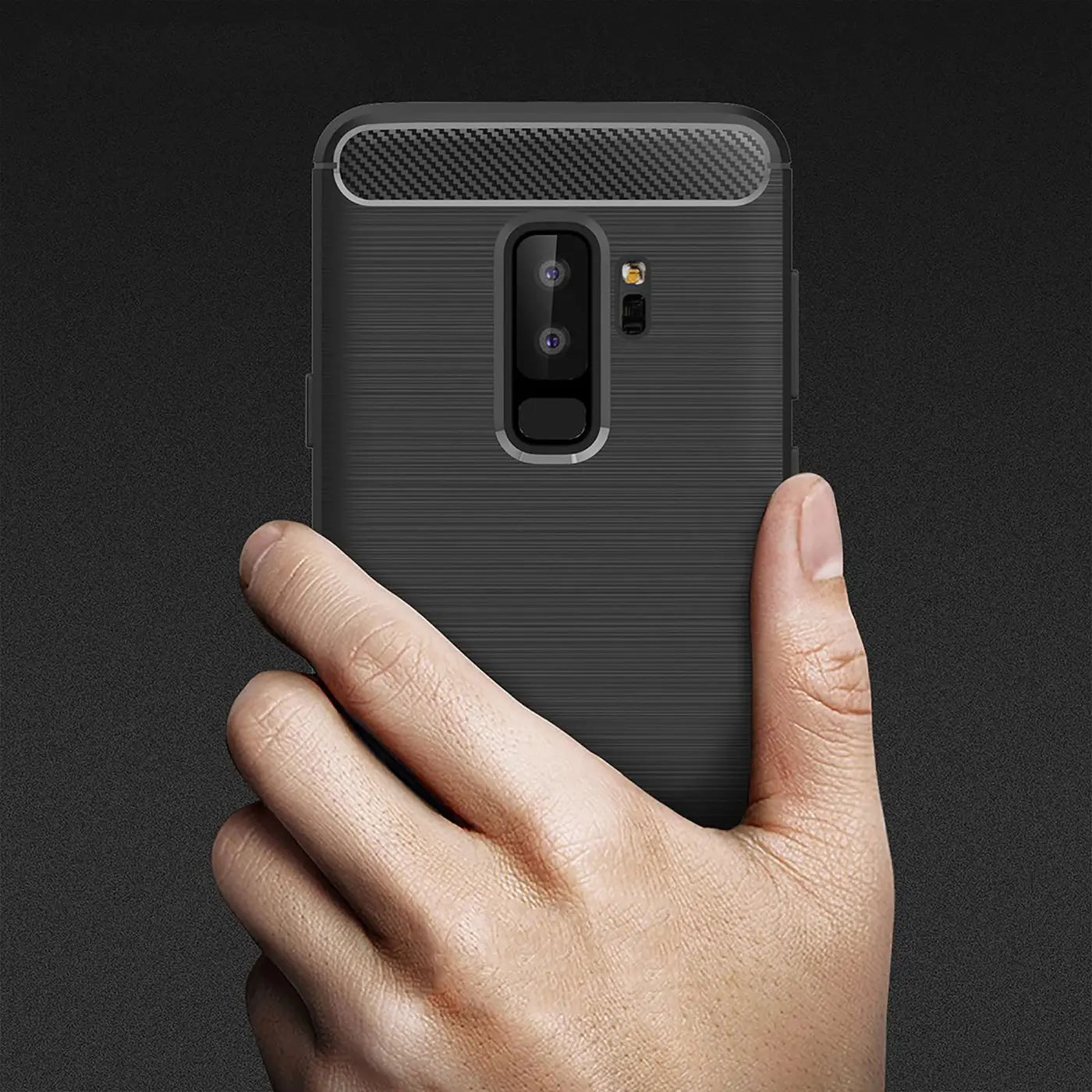 Dunkelgraue Carbon-Hülle mit gebürsteter Textur, von hinten auf ein Samsung Galaxy S9 Plus aufgezogen.