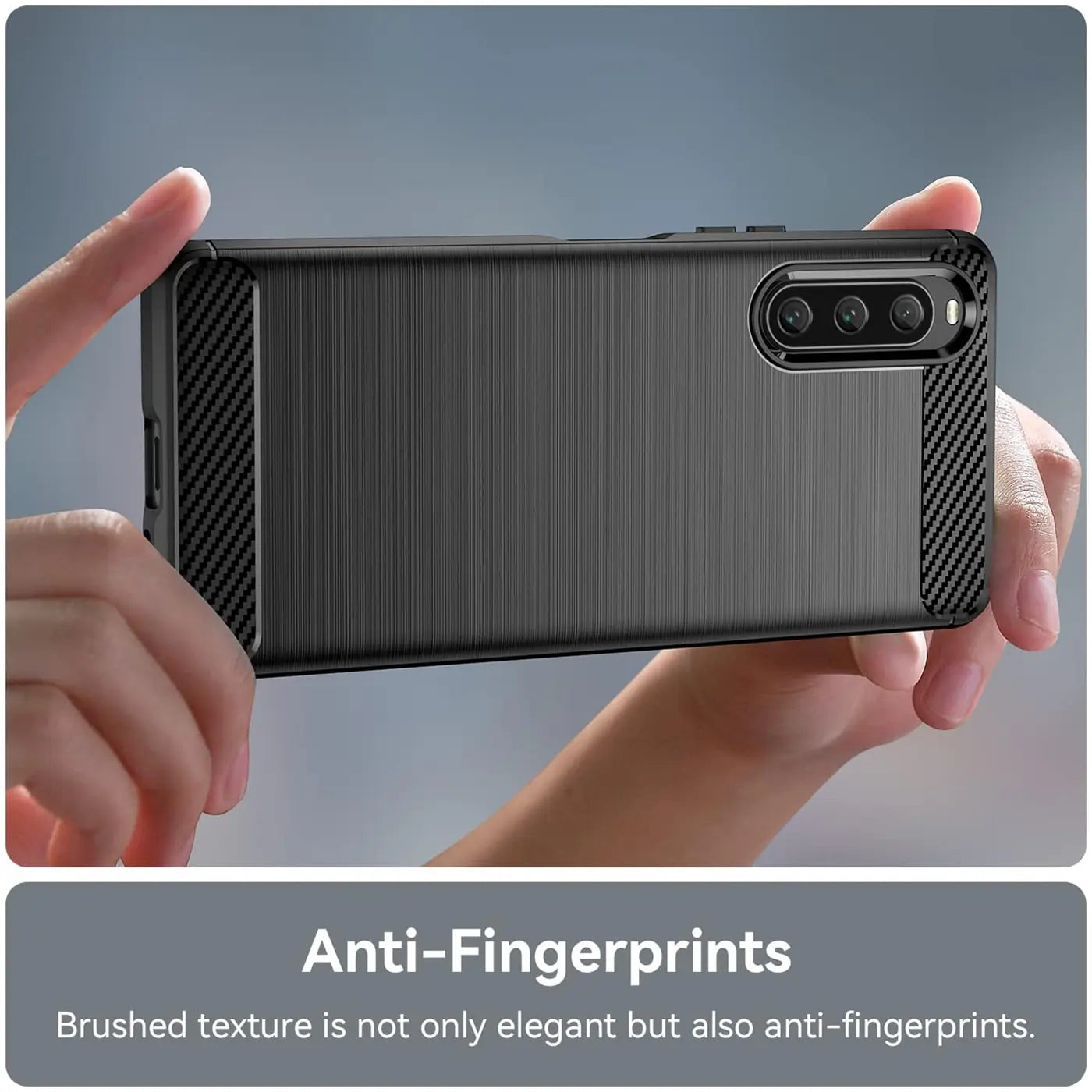 Dunkelgraue Carbon-Hülle mit gebürsteter Textur, von hinten gezeigt, hält Sony Xperia 10 V.