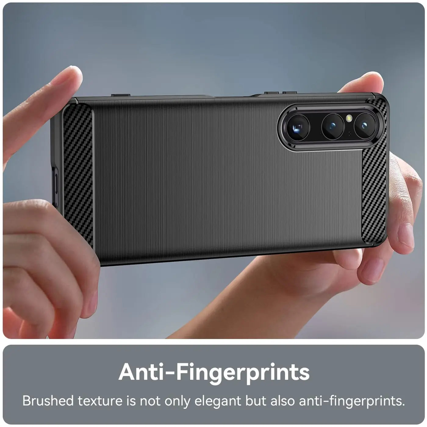 Dunkelgraue Carbon-Hülle mit gebürsteter Textur, von hinten gezeigt, hält Sony Xperia 1 V.