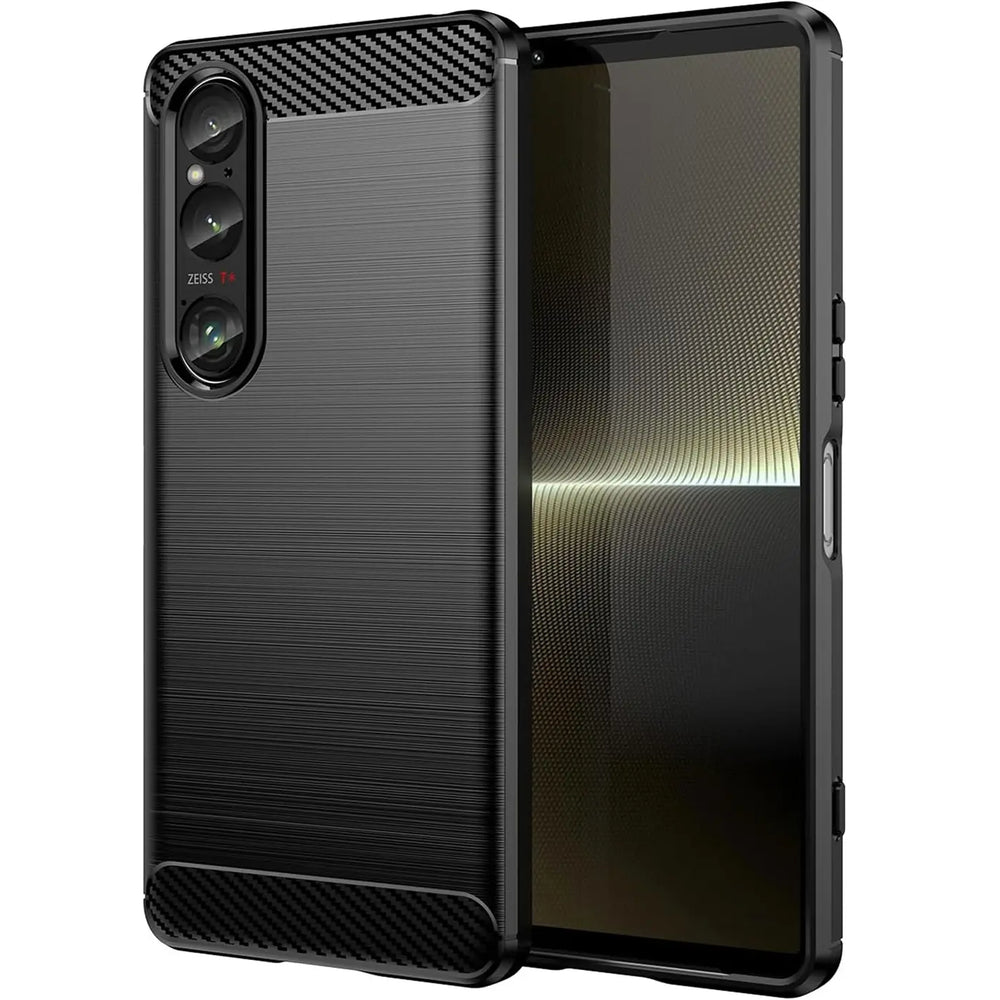Schwarze Carbon-Hülle mit gebürstetem Finish, schützt Sony Xperia 1 VI, von vorne links gesehen.