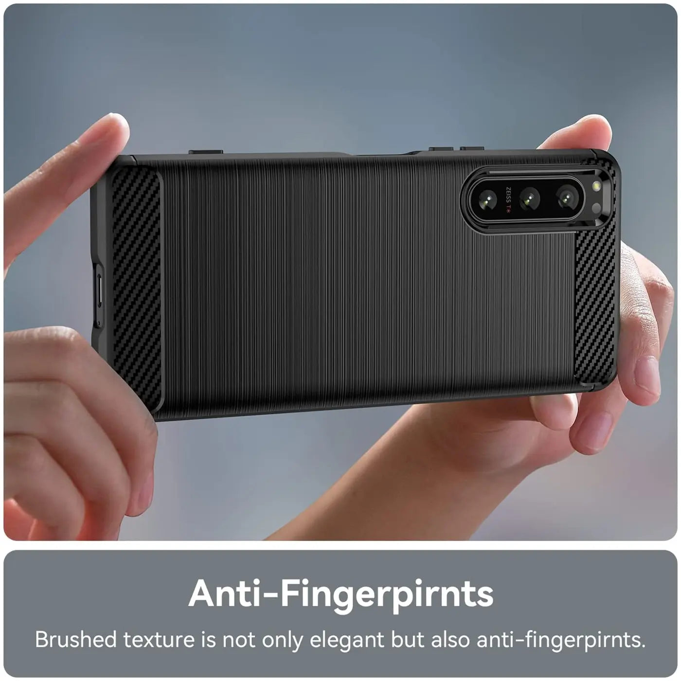 Schwarze Carbon-Hülle mit gebürsteter Textur, von hinten gezeigt, hält ein Sony Xperia 5 IV.
