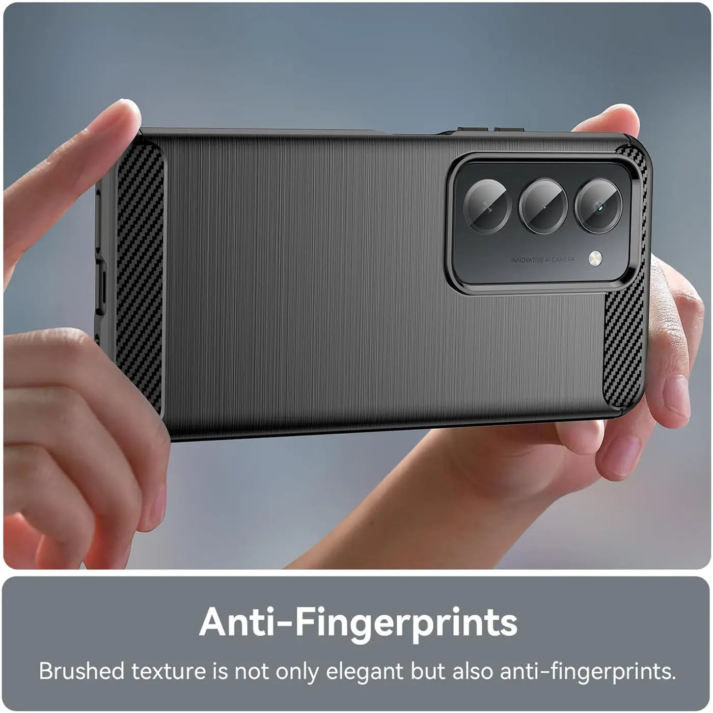 Dunkelgraue Carbon-Handyhülle mit gebürsteter Textur, von hinten gezeigt, hält ein Smartphone.