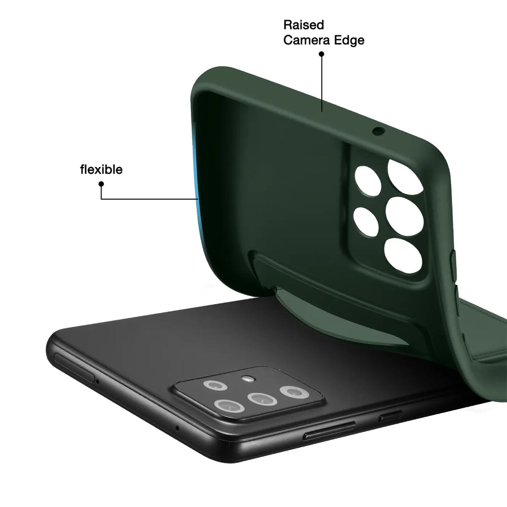 Dunkelgrüne, flexible Hülle wird auf ein schwarzes Samsung Galaxy A23 5G aufgelegt.