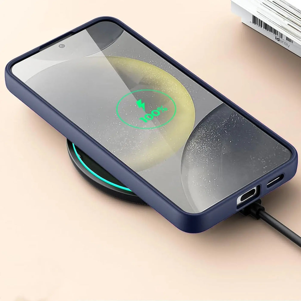 Dunkelblaue Slim-Hülle aus Kunststoff auf einem Samsung Galaxy A36 5G, das kabellos geladen wird.
