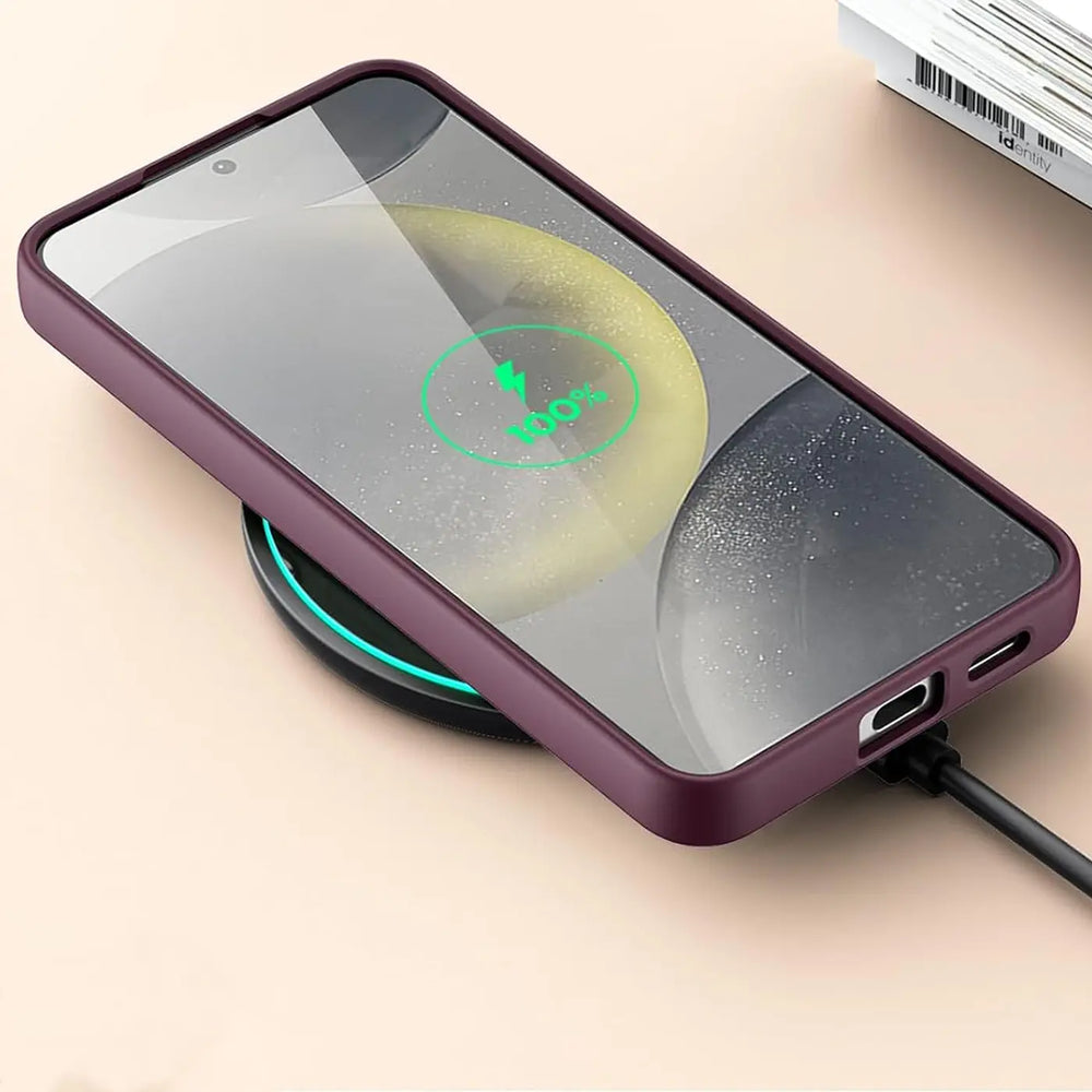 Dunkelviolette Slim Hülle aus Kunststoff, von oben, lädt Samsung Galaxy A36 5G kabellos.