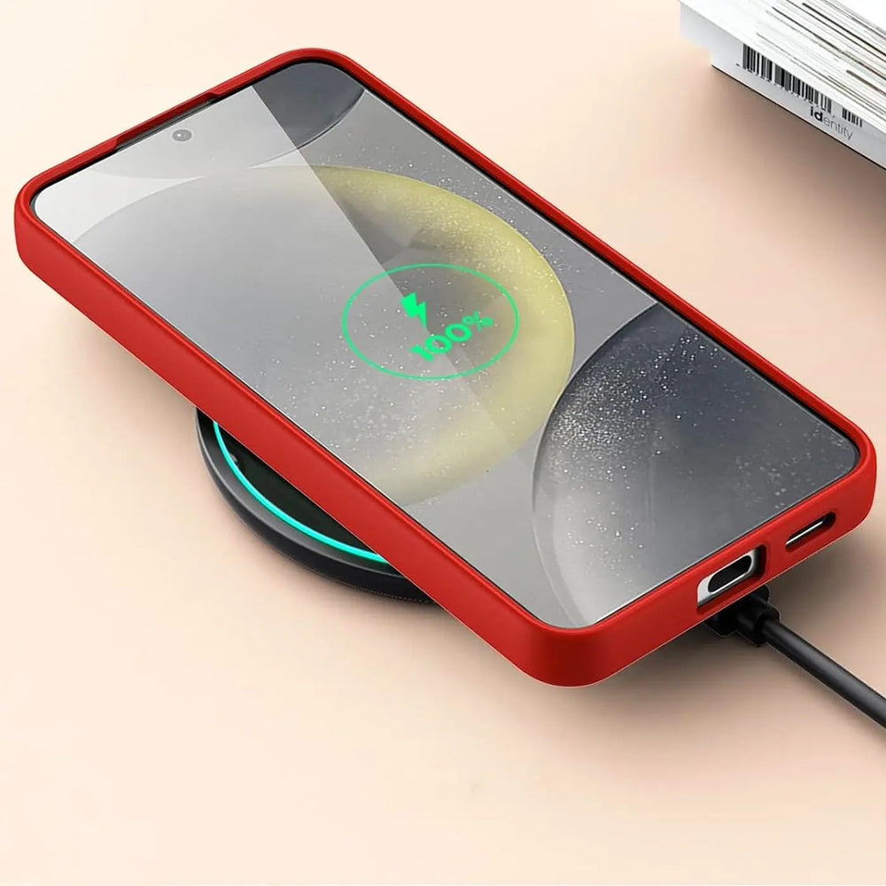 Rote Slim Hülle aus Kunststoff auf einem Samsung Galaxy A36 5G, das kabellos lädt.