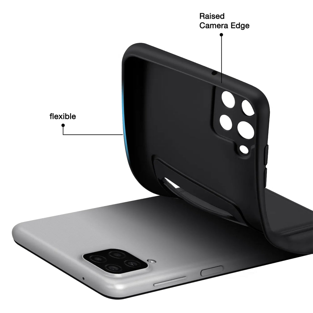 Schwarze, flexible Hülle wird auf Samsung Galaxy A42 5G aufgesetzt.