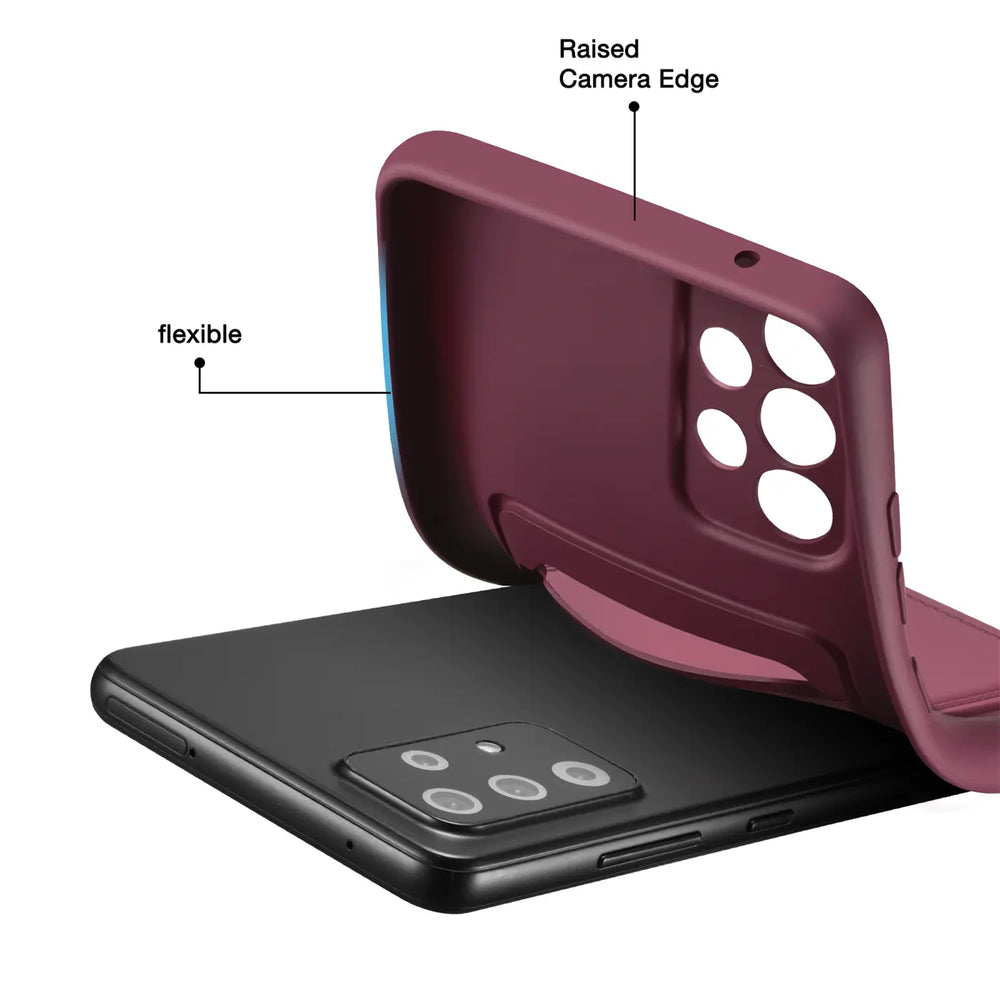 Dunkelrote flexible Hülle wird auf ein schwarzes Samsung Galaxy A52 aufgesetzt.