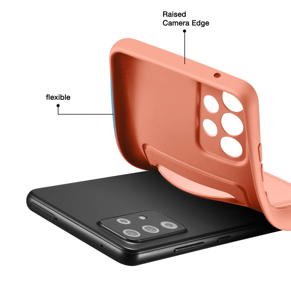 Orange flexible Hülle mit erhöhtem Kamerarand auf schwarzem Samsung Galaxy A52.