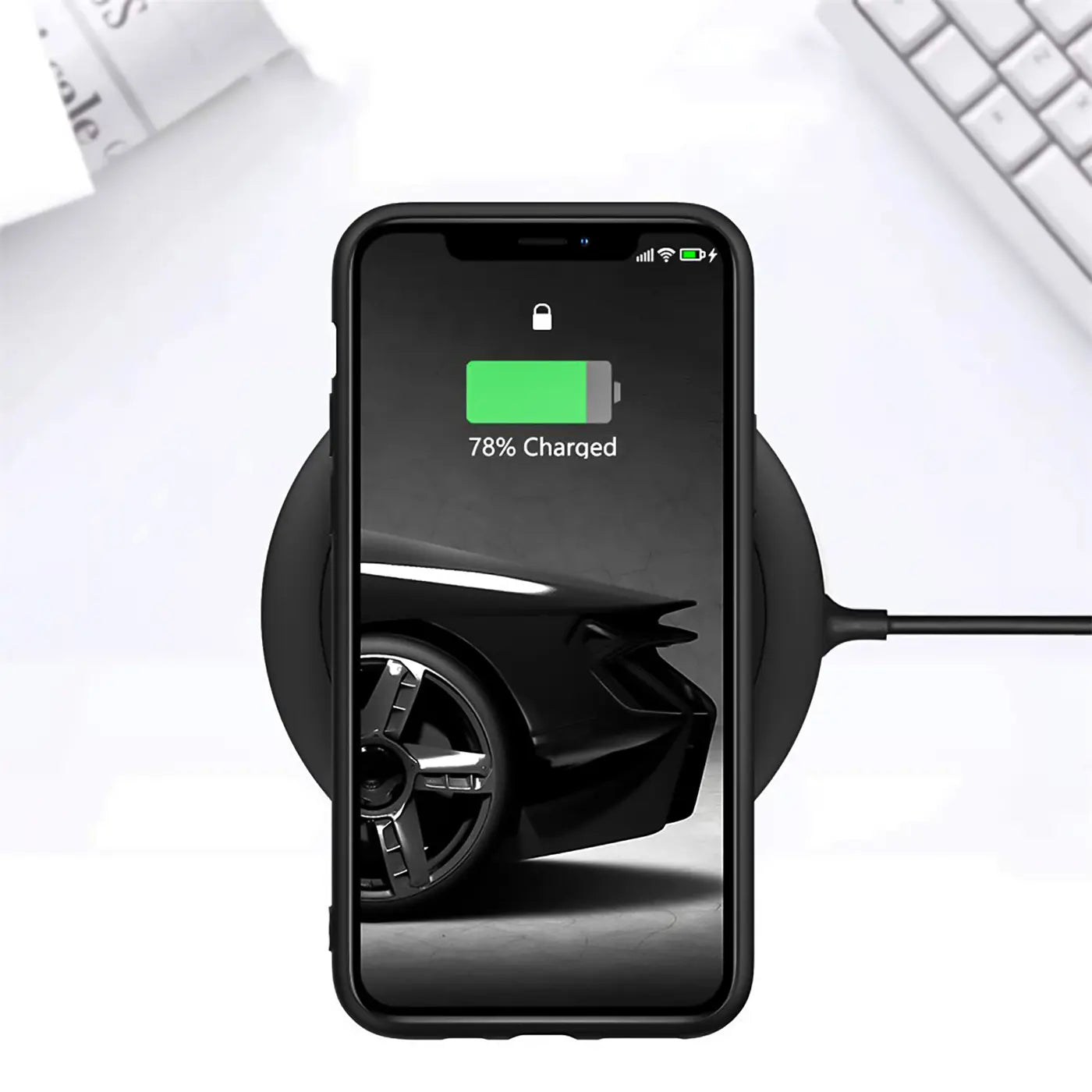 iPhone 11 Pro Max in schwarzer Silikonhülle lädt auf schwarzer Ladestation.