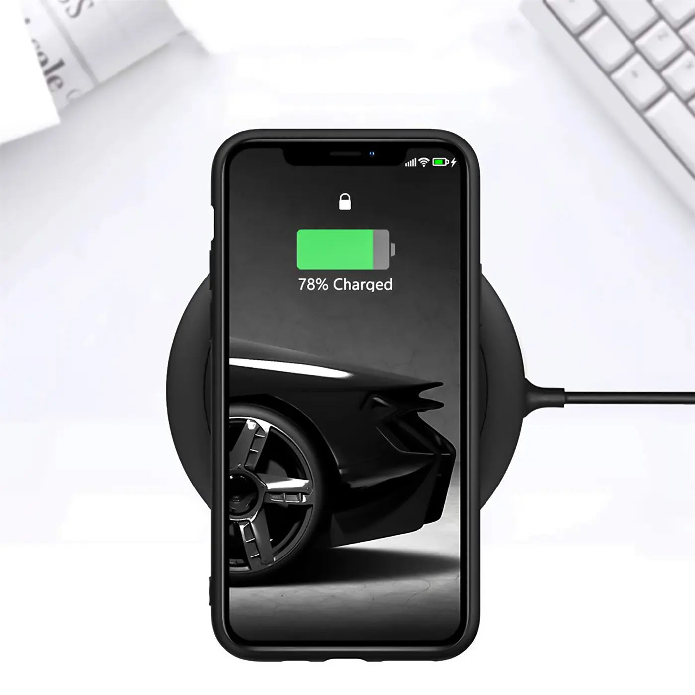 iPhone 11 in schwarzer Silikonhülle auf Ladestation, Vorderansicht